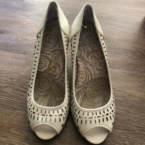 Kenneth Cole Wedge - Picture 1 of 5